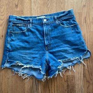 Abercrombie 4” High Rise Mom Short